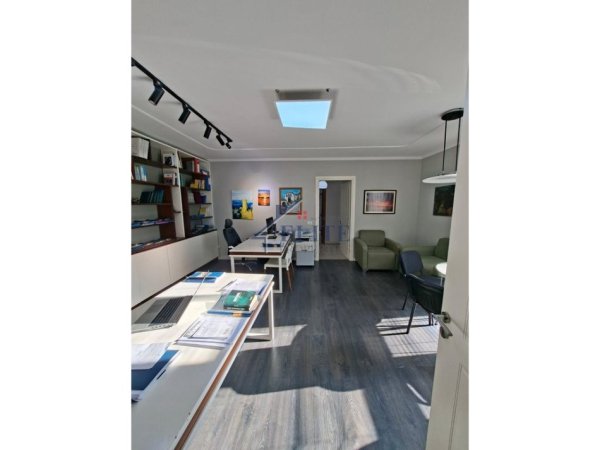 Tirane, jepet me qera zyre Kati 2, 105 m² 749 € (Ish Ekspozita)