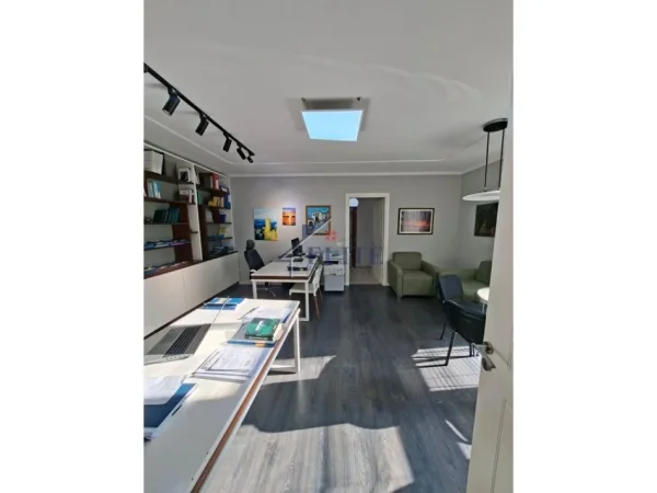 Tirane, jepet me qera zyre Kati 2, 105 m² 749 € (Ish Ekspozita)