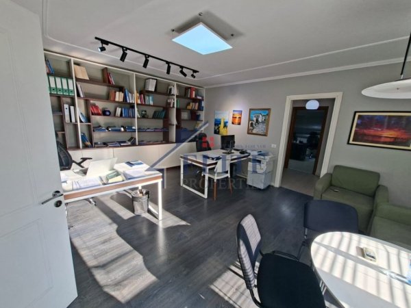 Tirane, jepet me qera zyre Kati 2, 105 m² 749 € (Ish Ekspozita)