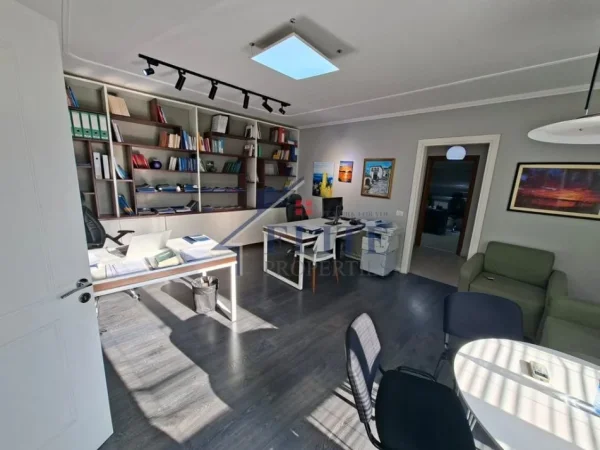 Tirane, jepet me qera zyre Kati 2, 105 m² 749 € (Ish Ekspozita)