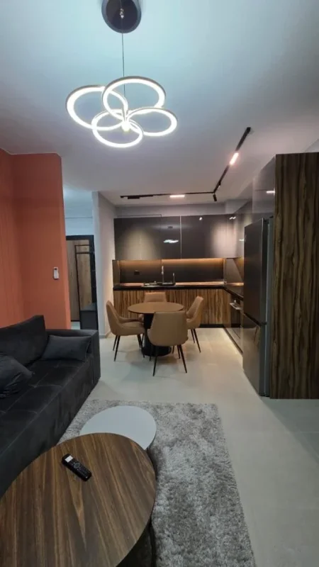 Tirane, jepet me qera apartament 1+1+Ballkon , 100 m² 650 € (GREEN CITY)