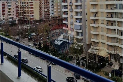 Vlore, jepet me qera apartament 1+1+Ballkon Kati 8, 76 m² 350 € (Rruga “Gjergj Kastrioti”, përballë Bar Colosseo, Vlore)