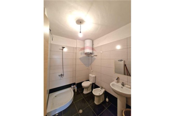 Vlore, jepet me qera apartament 1+1+Ballkon Kati 8, 76 m² 350 € (Rruga “Gjergj Kastrioti”, përballë Bar Colosseo, Vlore)