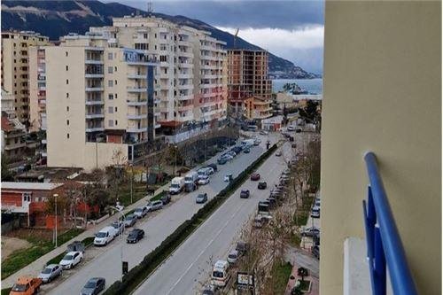 Vlore, jepet me qera apartament 1+1+Ballkon Kati 8, 76 m² 350 € (Rruga “Gjergj Kastrioti”, përballë Bar Colosseo, Vlore)