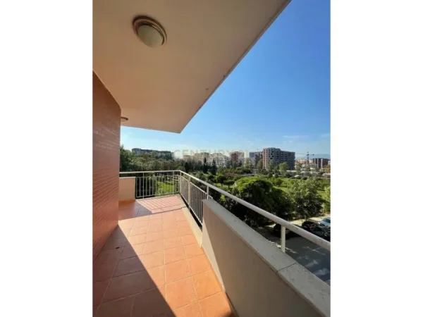 Tirane, jepet me qera apartament 2+1+Ballkon Kati 2, 135 m² 900 € (Neom128994)
