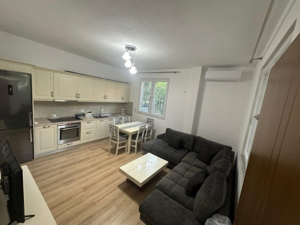 Tirane, jepet me qera apartament 3+1 Kati 1, 700 € 