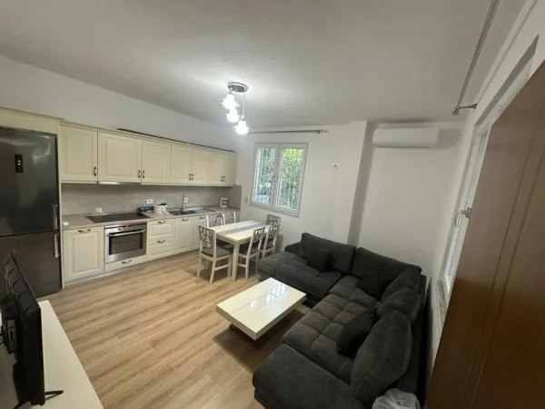 Tirane, jepet me qera apartament 3+1 Kati 1, 700 € 