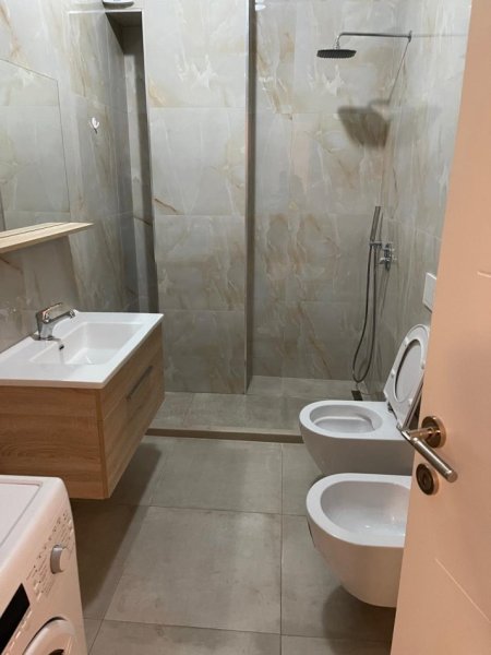 Tirane, jepet me qera apartament 1+1+Ballkon Kati 2, 60 m² 610 € (Rruga Siri Kodra)