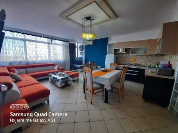 Tirane, jepet me qera apartament 3+1 Kati 7, 900 € 