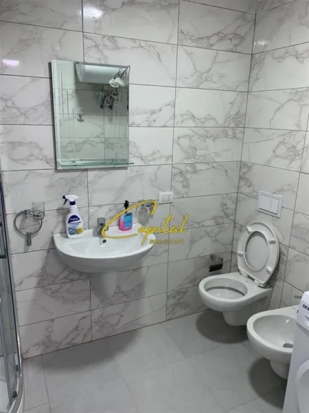 Tirane, jepet me qera apartament 2+1+2 Kati 7, 100 m² 70.000 leke ( FIORI DI BOSKO )
