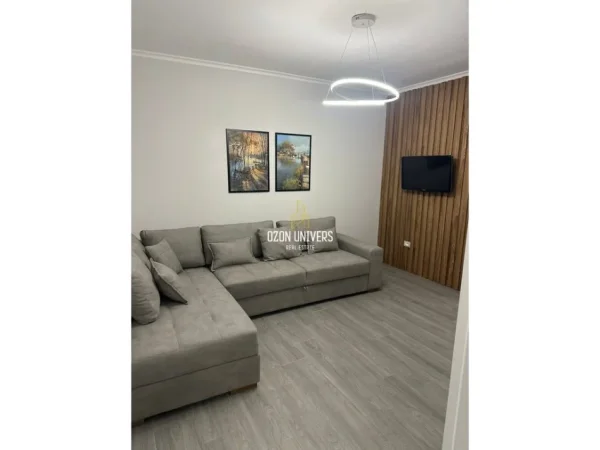 Tirane, jepet me qera apartament 1+1 Kati 0, 60 m² 570 € (Shkolla Kuqe, afër Pazarit të Ri)