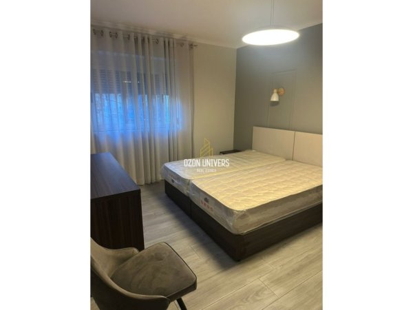 Tirane, jepet me qera apartament 1+1 Kati 0, 60 m² 570 € (Shkolla Kuqe, afër Pazarit të Ri)