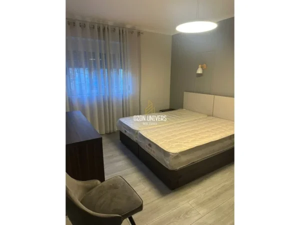 Tirane, jepet me qera apartament 1+1 Kati 0, 60 m² 570 € (Shkolla Kuqe, afër Pazarit të Ri)
