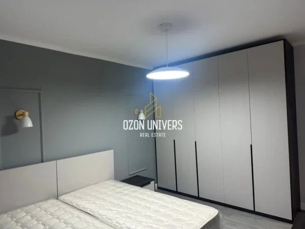 Tirane, jepet me qera apartament 1+1 Kati 0, 60 m² 570 € (Shkolla Kuqe, afër Pazarit të Ri)