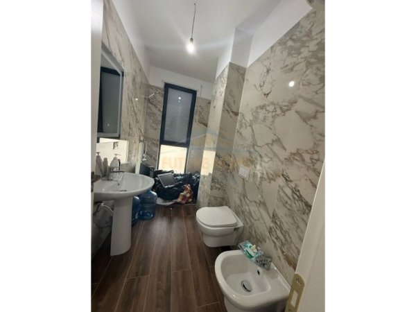 Tirane, jepet me qera apartament 3+1 Kati 6, 137 m² 728 € (Rezidenca Erli Porcelan)
