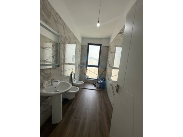 Tirane, jepet me qera apartament 3+1 Kati 6, 137 m² 728 € (Rezidenca Erli Porcelan)