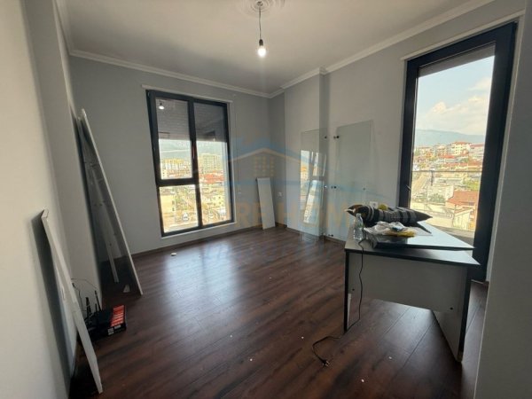 Tirane, jepet me qera apartament 3+1 Kati 6, 137 m² 728 € (Rezidenca Erli Porcelan)