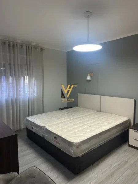 Tirane, jepet me qera apartament 1+1 Kati 1, 59 m² 570 € (SHKOLLA E KUQE)