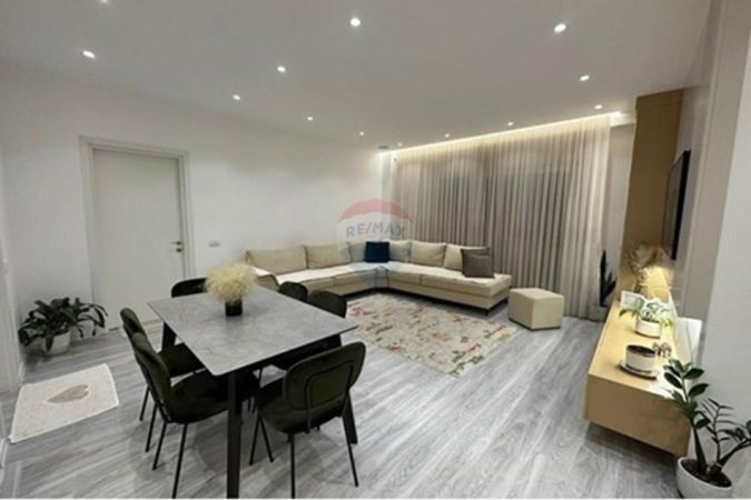 Tirane, jepet me qera apartament 1+1 Kati 3, 850 € (vila gold)