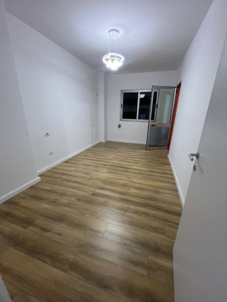 Tirane, shitet apartament 2+1+Ballkon Kati 3, 77 m² 120.000 € (Rruga Loni Ligori)