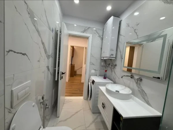 Tirane, jepet me qera apartament 2+1+Ballkon Kati 5, 90 m² 600 € (Astir, pranë rrethrrotullimit)
