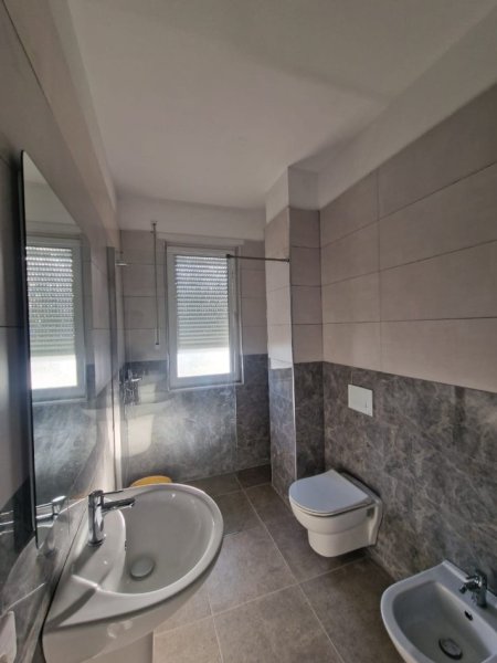 Tirane, jepet me qera apartament 2+1 Kati 3, 94 m² 450 € 