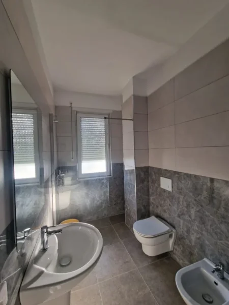 Tirane, jepet me qera apartament 2+1 Kati 3, 94 m² 450 € 