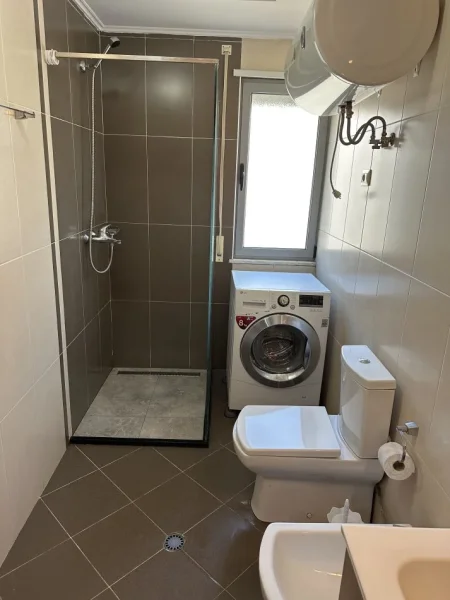 Tirane, jepet me qera apartament 1+1+Ballkon Kati 4, 70 m² 750 € (5 Maji)