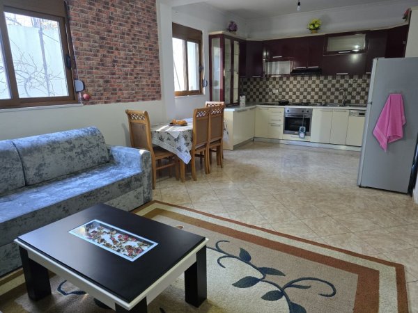Tirane, jap me qera Vile 1 Katshe Kati 1, 150 m² 330 € (Rruga 3 vellezerit Kondi ( VILAT AMERIKANE))