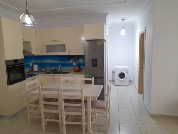 Vlore, jepet me qera apartament 1+1+Ballkon Kati 5, 62 m² 350 € (Rr. Fund-Transballkanike)