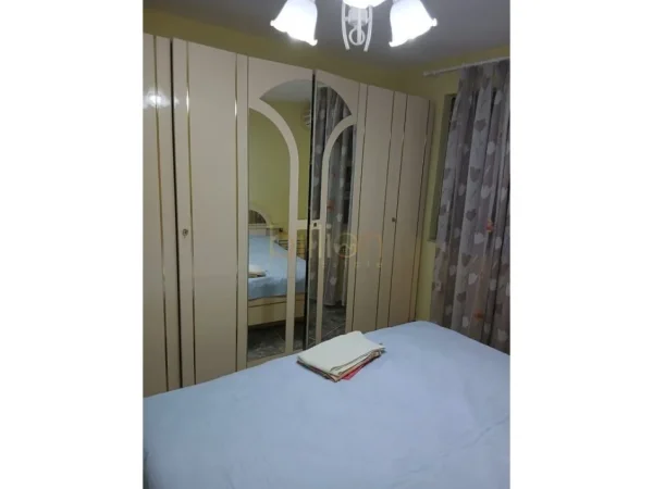 Tirane, jepet me qera apartament 2+1 Kati 4, 80 m² 550 € (Shkolla e kuqe)