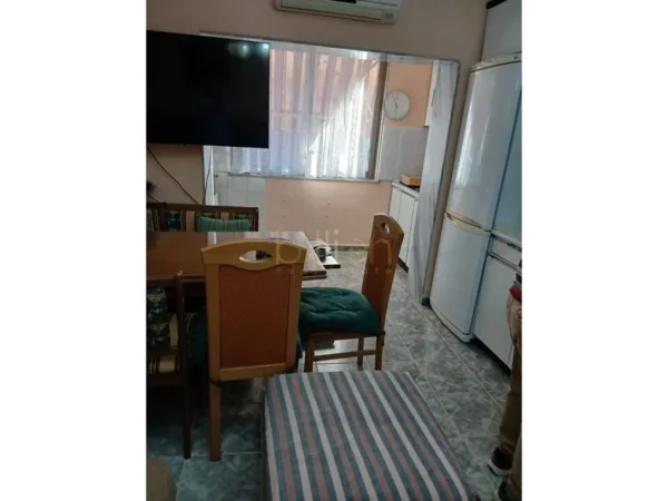 Tirane, jepet me qera apartament 2+1 Kati 4, 80 m² 550 € (Shkolla e kuqe)