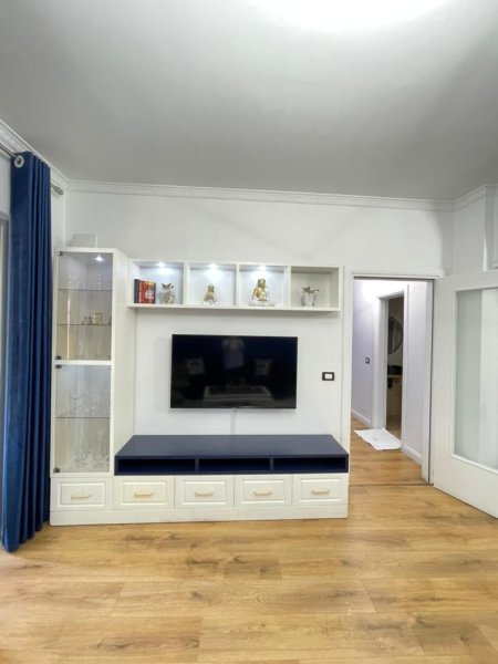 Tirane, jap me qera apartament 1+1 Kati 3, 70 m² 500 € (Gjimnazi Partizani, Rruga 4 Deshmoret)