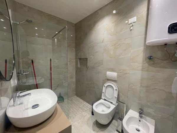 Tirane, jepet me qera zyre Kati 6, 100 m² 1.400 € (Lake View)