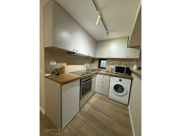 Tirane, jepet me qera apartament 2+1 Kati 1, 135 m² 750 € 