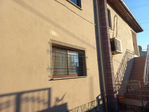 Tirane-Mullet, Me Qera Apart/komplet kati 2-të, mobiluar, në Vilë/Ndërtes me 2-kate, zonë e qetë, pastërt, panoramike, sip.kati 144m², tip 3+1, me 2-banjo, qera 500€/muaj, në Mullet prane rezervave shtetit, kodra me pisha, ura këmbësore/pasarel për Petrelë/Zip-line, 10km(15min autovetur) nga Tirana