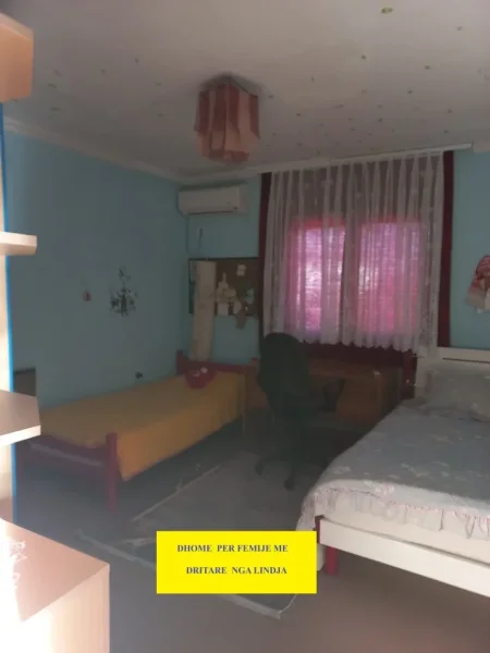 Tirane-Mullet, Me Qera Apart/komplet kati 2-të, mobiluar, në Vilë/Ndërtes me 2-kate, zonë e qetë, pastërt, panoramike, sip.kati 144m², tip 3+1, me 2-banjo, qera 500€/muaj, në Mullet prane rezervave shtetit, kodra me pisha, ura këmbësore/pasarel për Petrelë/Zip-line, 10km(15min autovetur) nga Tirana