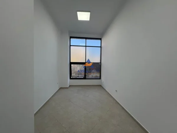 Tirane, jepet me qera zyre Kati 4, 26 m² 468 € 