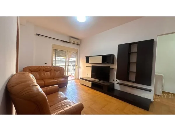 Tirane, jepet me qera apartament 2+1 Kati 2, 100 m² 650 € 
