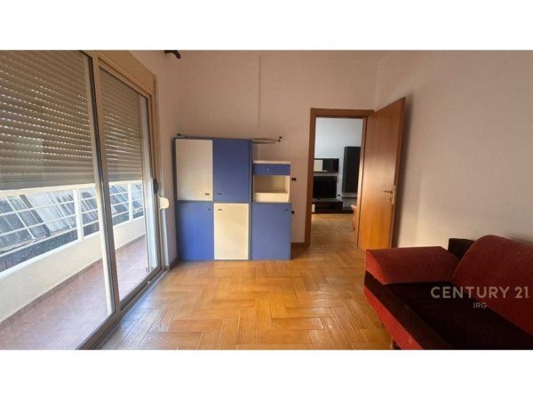 Tirane, jepet me qera apartament 2+1 Kati 2, 100 m² 650 € 