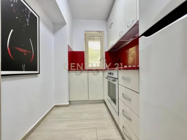 Tirane, jepet me qera apartament 1+1+Aneks+Ballkon Kati 2, 75 m² 850 € 