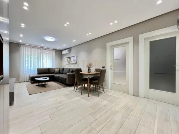 Tirane, jepet me qera apartament 1+1+Aneks+Ballkon Kati 2, 75 m² 850 € 