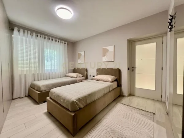 Tirane, jepet me qera apartament 1+1+Aneks+Ballkon Kati 2, 75 m² 850 € 