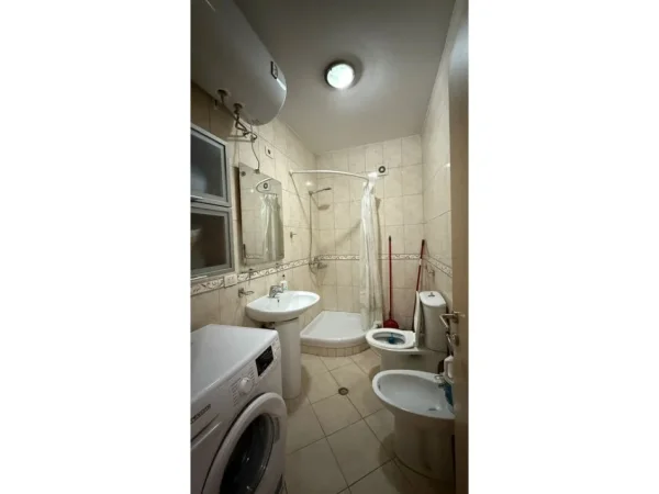 Tirane, jepet me qera apartament 1+1+Aneks+Ballkon Kati 2, 60 m² 550 €