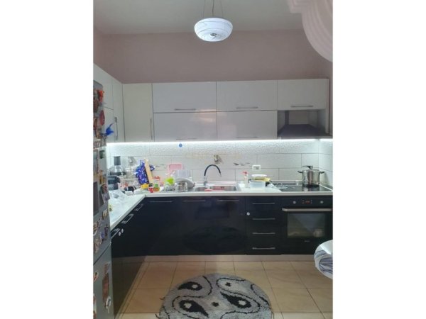 Tirane, jepet me qera 2+1 Kati 0, 800 € 