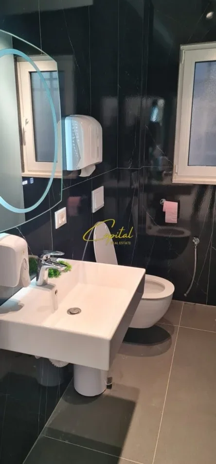 Tirane, jepet me qera ambjent biznesi Kati 0, 70 m² 2.500 € (QENDER)