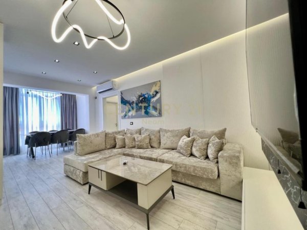 Tirane, jepet me qera apartament 3+1 Kati 9, 115 m² 1.300 € 