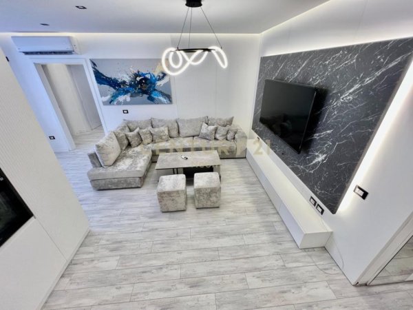 Tirane, jepet me qera apartament 3+1 Kati 9, 115 m² 1.300 € 