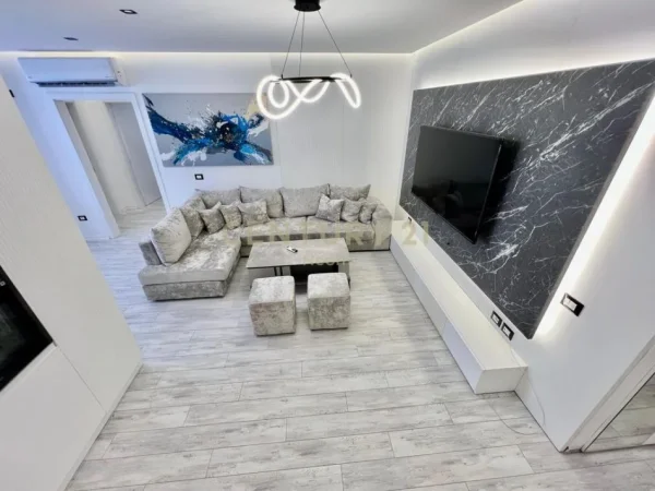 Tirane, jepet me qera apartament 3+1 Kati 9, 115 m² 1.300 € 