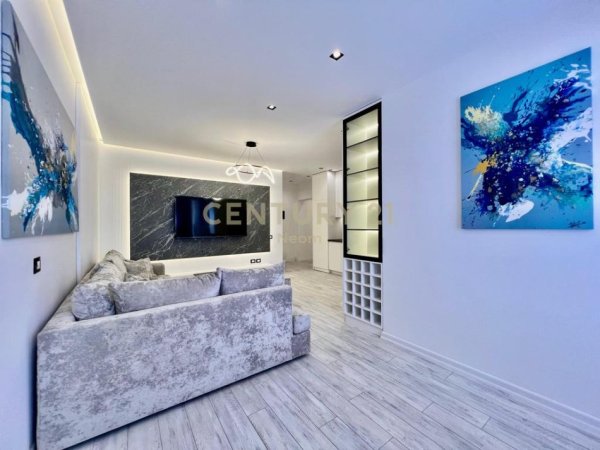 Tirane, jepet me qera apartament 3+1 Kati 9, 115 m² 1.300 € 